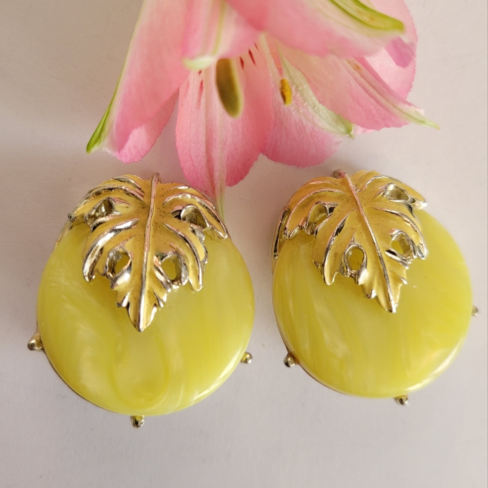 Vintage earrings moonglow yellow lime clip leaf disc circle gold autumn